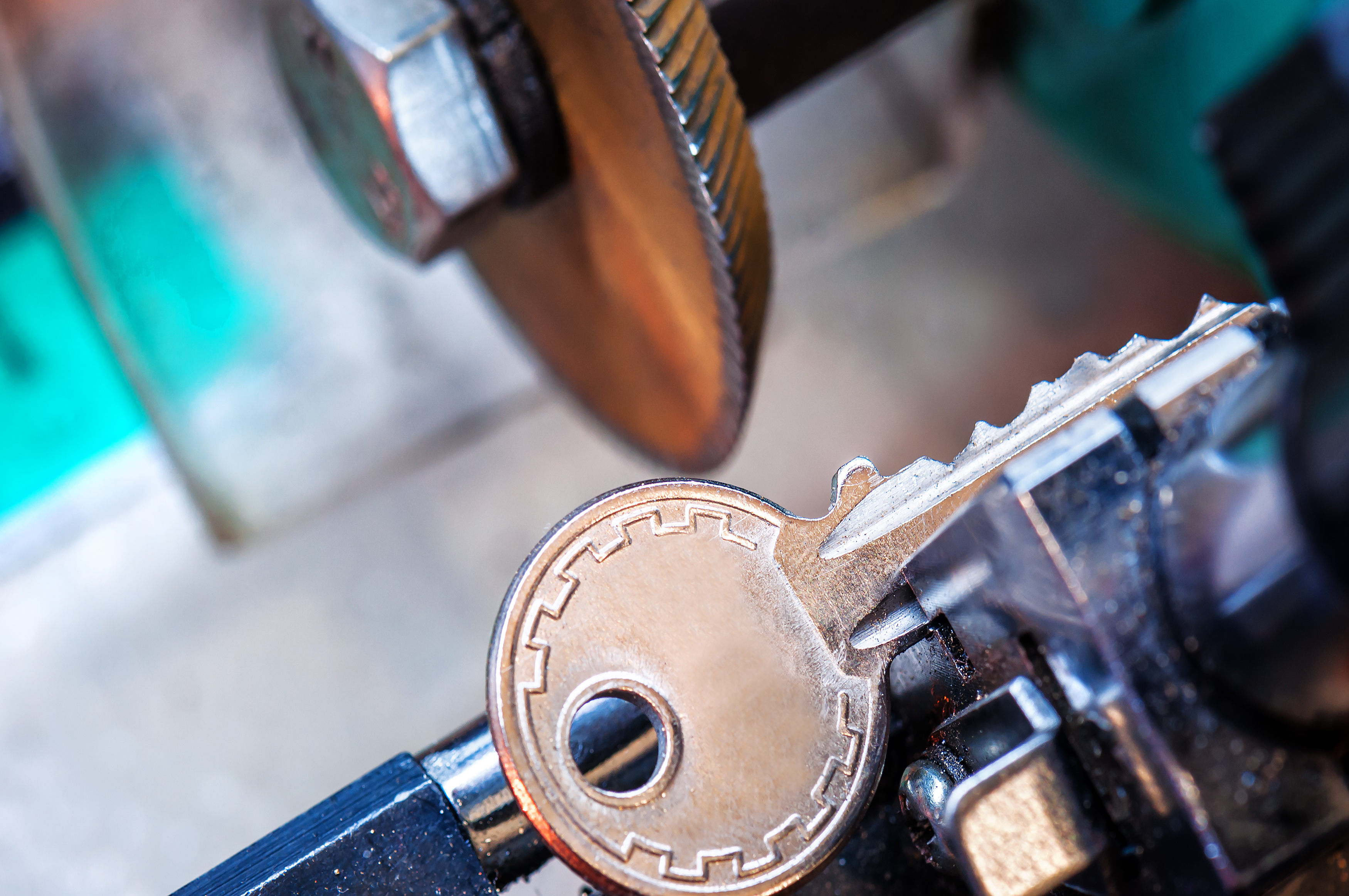 locksmith, key duplication machine makes new copy